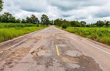 LA COMMUNE EST-ELLE RESPONSABLE LORSQUE LA VICTIME TOMBE DU TROTTOIR ?