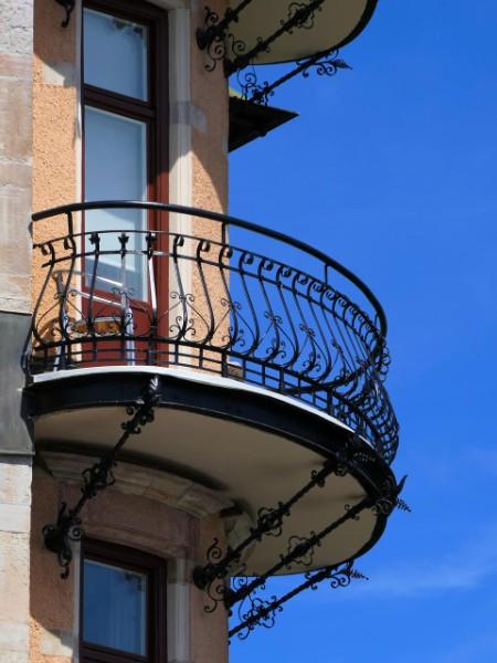 COMMENT S'APPRÉCIE LA LIMITE SÉPARATIVE D'UN BALCON À L'APLOMB D'UNE TOITURE ?